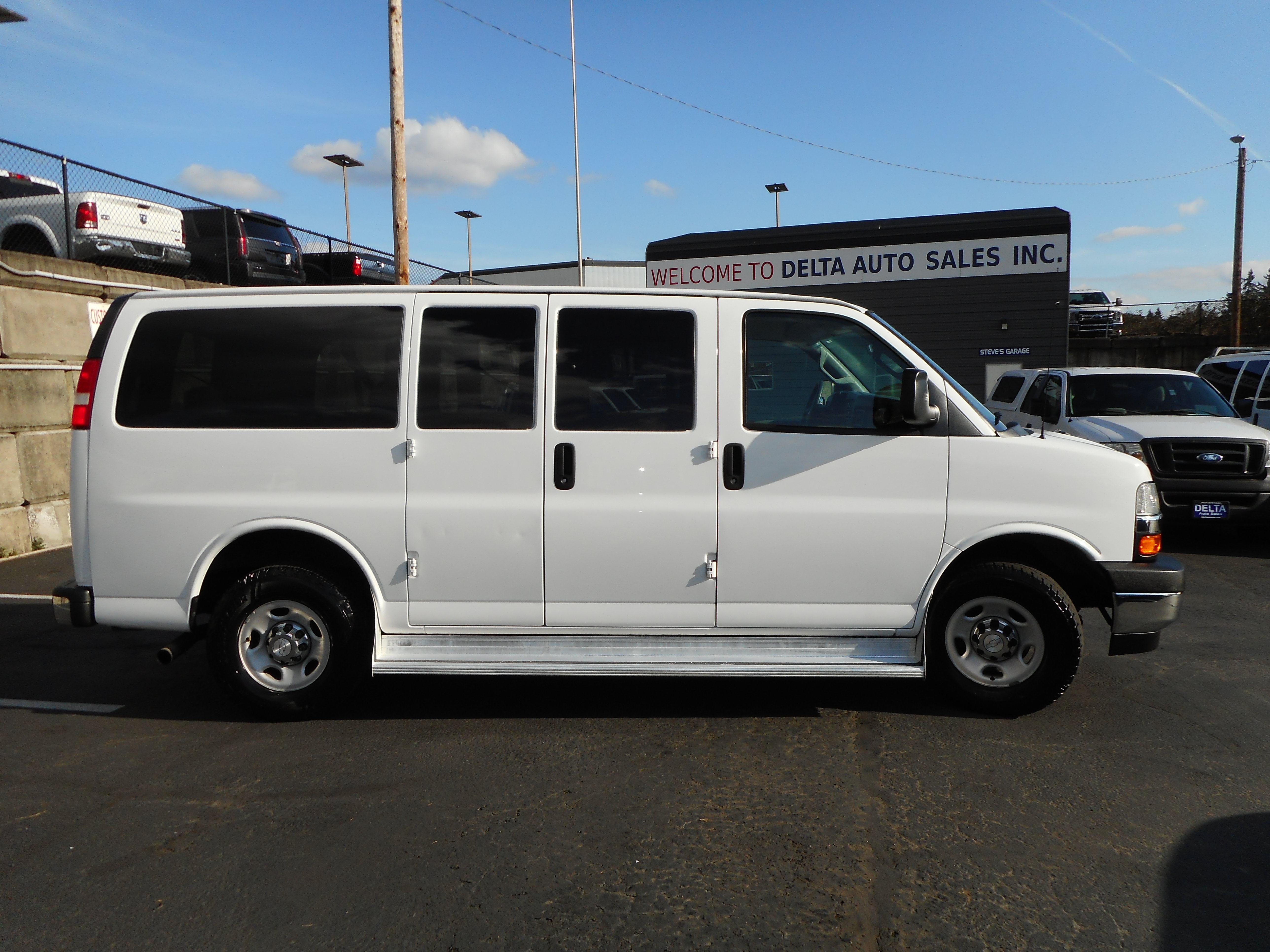 Used 2017 Chevrolet Express 3500 LT w/ LT Preferred Equipment Group RWD image 6