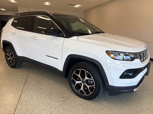 Used 2025 Jeep Compass Limited AWD/4WD image 4