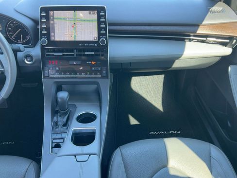 Used 2019 Toyota Avalon Limited image 27