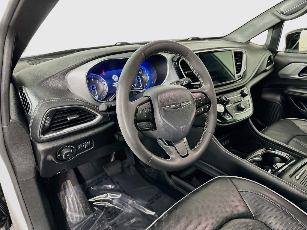 Certified 2025 Chrysler Pacifica Limited FWD image 16