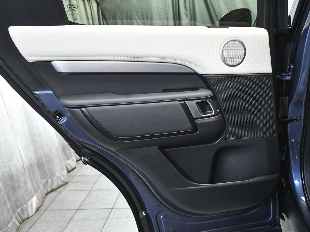 Used 2024 Land Rover Discovery Dynamic SE AWD/4WD image 12