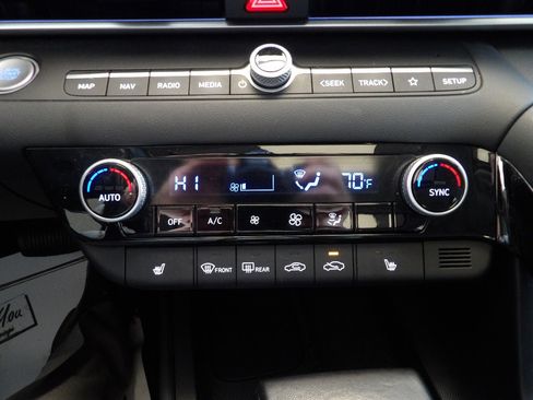 Used 2025 Hyundai Elantra SEL image 33