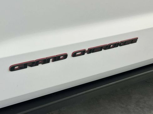 Used 2018 Jeep Grand Cherokee Trailhawk w/ Trailhawk Luxury Group AWD/4WD image 11