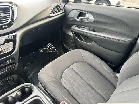 Used 2019 Chrysler Pacifica Touring Plus w/ S Appearance Package FWD image 16
