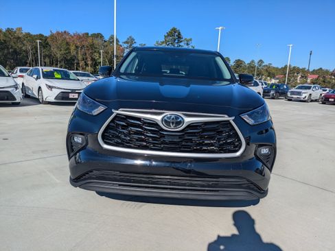 Certified 2023 Toyota Highlander LE image 2