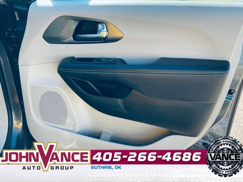 Used 2023 Chrysler Pacifica Touring-L image 11