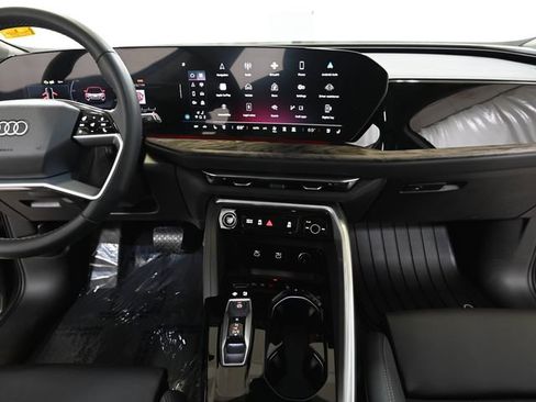 Used 2025 Audi Q5 Premium Plus w/ Premium Plus AWD/4WD image 2