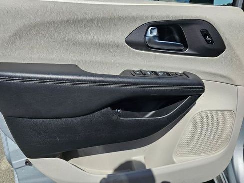 Used 2023 Chrysler Pacifica Touring-L FWD image 17