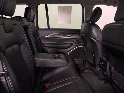 Used 2023 Jeep Grand Cherokee Limited w/ Black Appearance Package AWD/4WD image 31