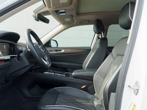 Used 2025 Volkswagen Atlas SEL Premium R-Line image 17