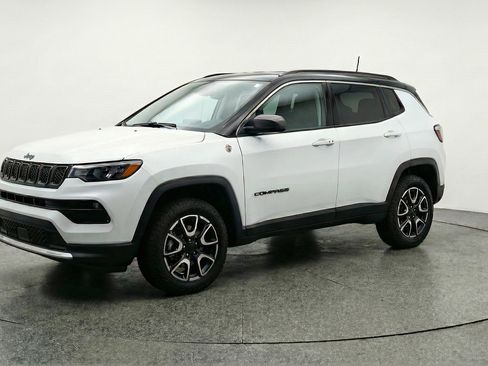 Used 2025 Jeep Compass Trailhawk AWD/4WD image 3