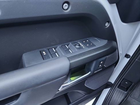 Used 2023 Land Rover Defender 110 V8 image 15