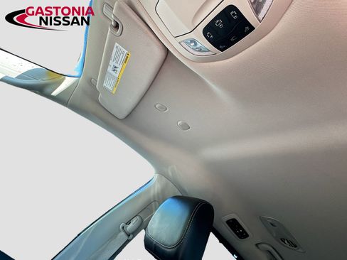 Used 2023 Chrysler Pacifica Touring-L FWD image 29