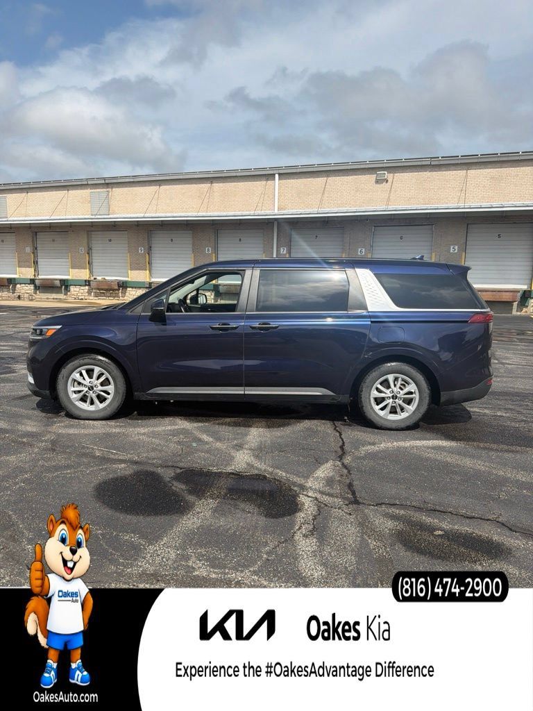 Used 2024 Kia Carnival LX FWD image 1