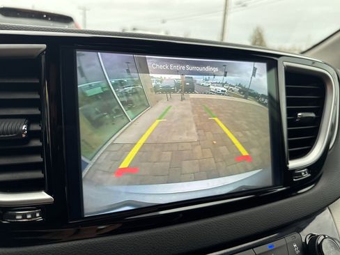 Used 2024 Chrysler Pacifica Touring-L image 25