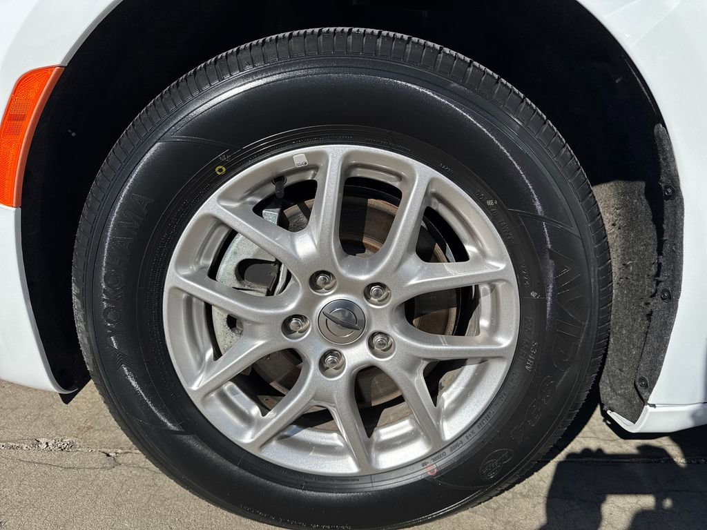 Used 2024 Chrysler Pacifica Touring-L FWD image 9