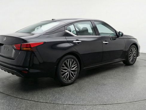 Used 2025 Nissan Altima 2.5 SV image 9