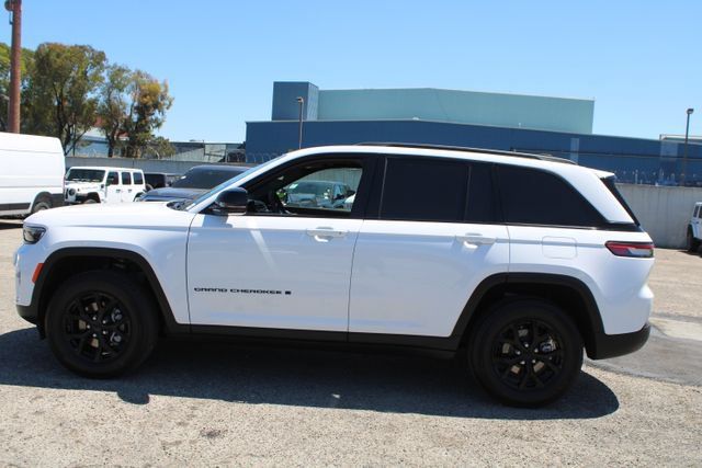 Used 2025 Jeep Grand Cherokee Altitude RWD image 7