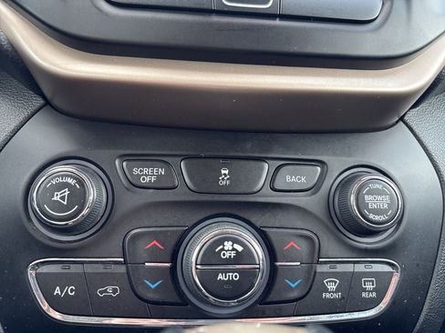 Used 2015 Jeep Cherokee Limited w/ Luxury Group AWD/4WD image 22