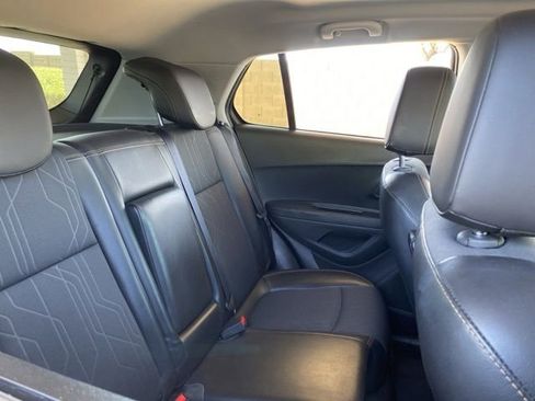 Used 2019 Chevrolet Trax LT w/ LT Convenience Package FWD image 6