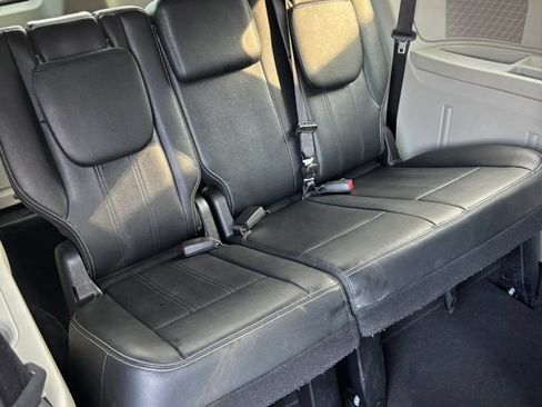 Used 2014 Chrysler Town & Country Touring FWD image 19