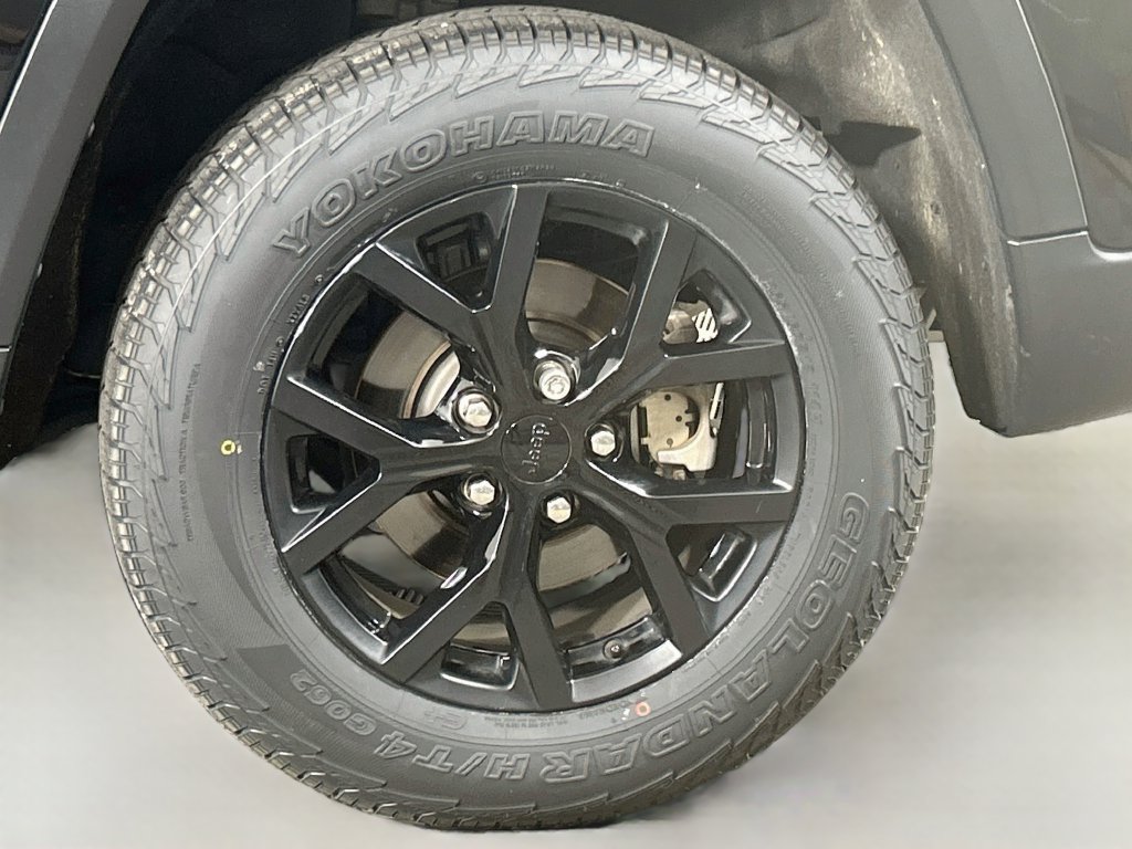 Used 2024 Jeep Grand Cherokee Altitude AWD/4WD image 31