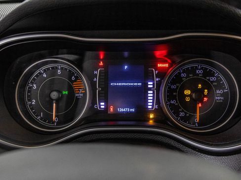 Used 2019 Jeep Cherokee Latitude Plus w/ Cold Weather Group image 24