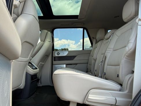 Used 2019 Lincoln Navigator Reserve AWD/4WD image 14