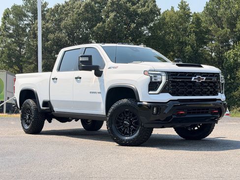 Used 2025 Chevrolet Silverado 2500 ZR2 w/ Technology Package AWD/4WD image 3