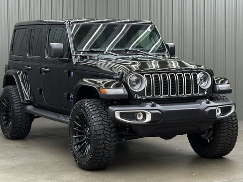 Used 2025 Jeep Wrangler Unlimited Sahara AWD/4WD image 7