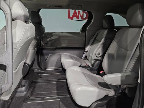 Used 2022 Toyota Sienna XLE image 34