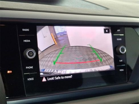 Used 2023 Volkswagen Taos SE image 4