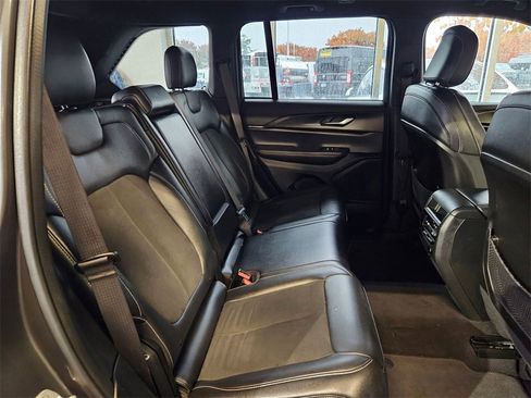 Used 2023 Jeep Grand Cherokee Altitude image 33