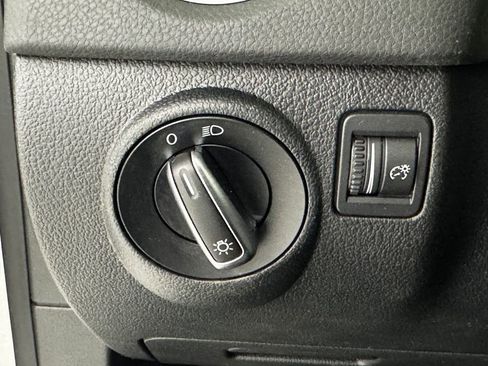 Used 2017 Volkswagen Tiguan S image 36