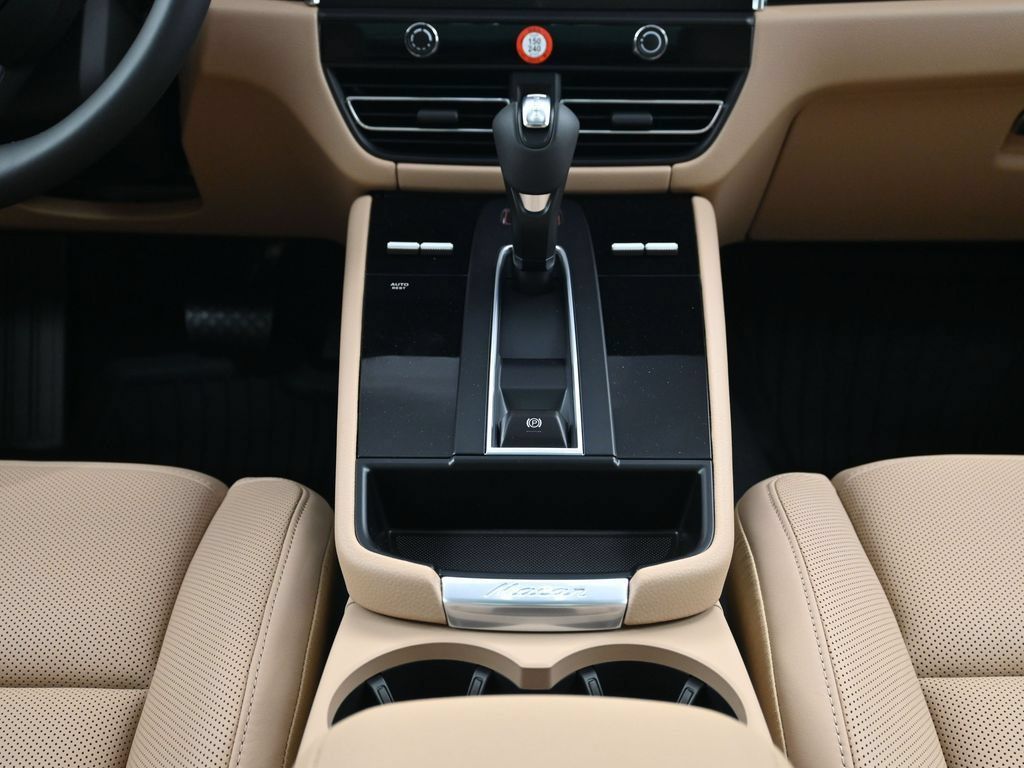 Certified 2026 Porsche Macan AWD/4WD image 10