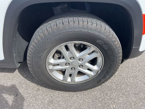 Used 2023 Jeep Grand Cherokee Laredo image 12