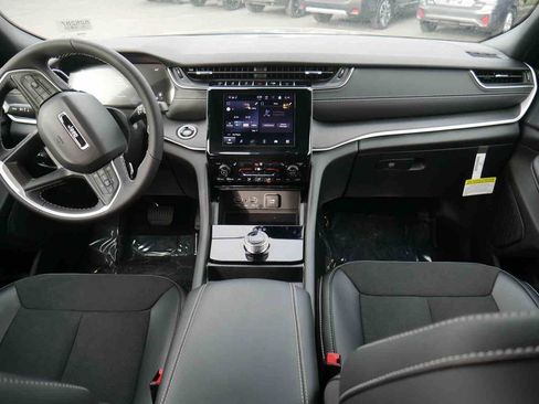New 2025 Jeep Grand Cherokee Altitude image 5