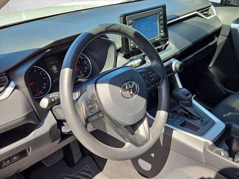 Used 2021 Toyota RAV4 LE FWD image 9