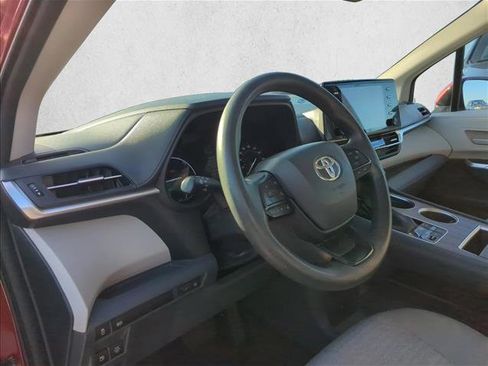Used 2022 Toyota Sienna LE image 11