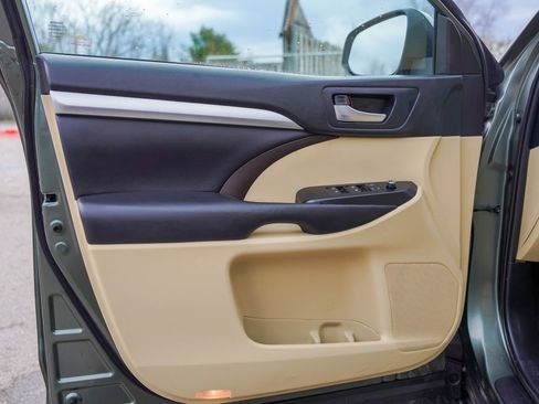 Used 2019 Toyota Highlander XLE w/ Carpet Mat Package (TMS) AWD/4WD image 11
