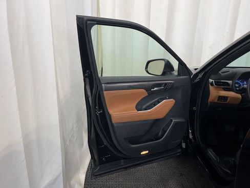 Used 2024 Toyota Highlander Platinum image 19