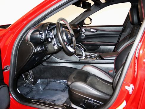 Used 2018 Alfa Romeo Giulia Quadrifoglio w/ Driver Assist Dynamic Package image 42