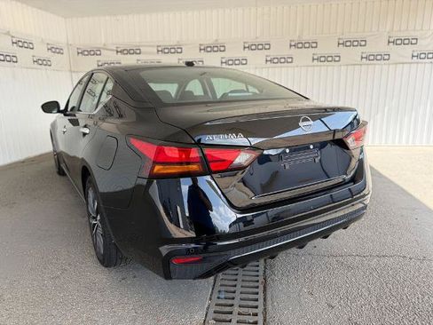 Used 2025 Nissan Altima 2.5 SV FWD image 2