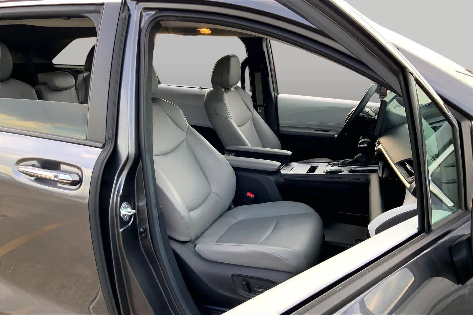 Certified 2025 Toyota Sienna XLE FWD image 9