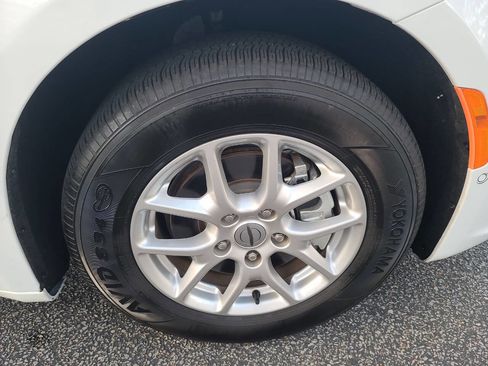 Used 2025 Chrysler Pacifica Select image 8