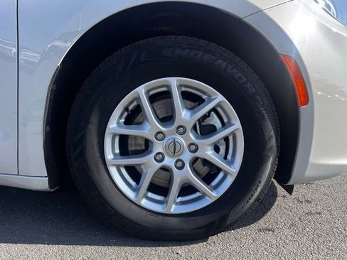 Used 2021 Chrysler Pacifica Touring-L image 3