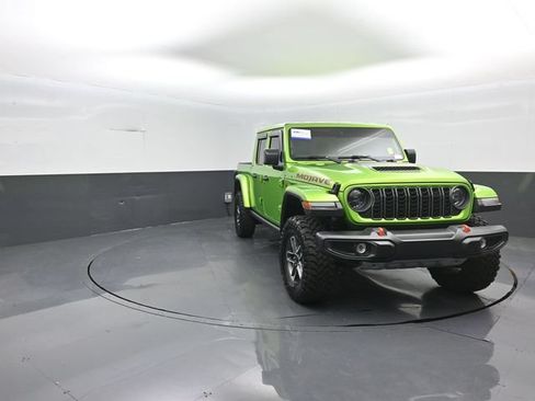 Used 2025 Jeep Gladiator Mojave w/ Convenience Group AWD/4WD image 3