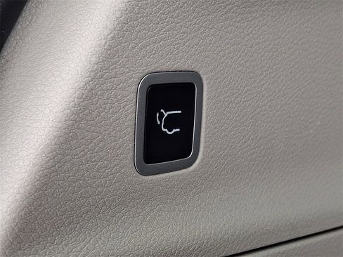 Used 2023 Chrysler Pacifica Touring-L image 30