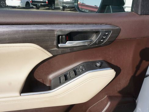 Used 2022 Toyota Highlander Platinum image 4