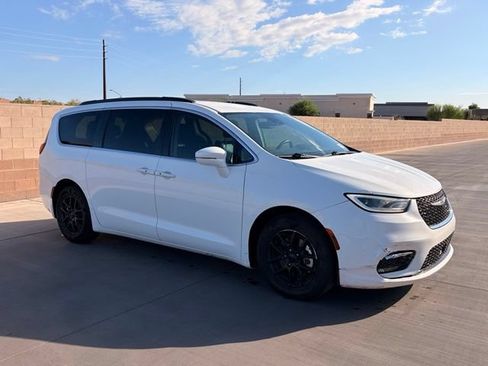 Used 2022 Chrysler Pacifica Touring-L FWD image 5